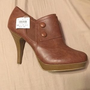 NWT Brown booties